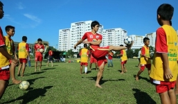 Video: Xem màn so tài tâng bóng giữa Công Phượng với học viên NutiFood